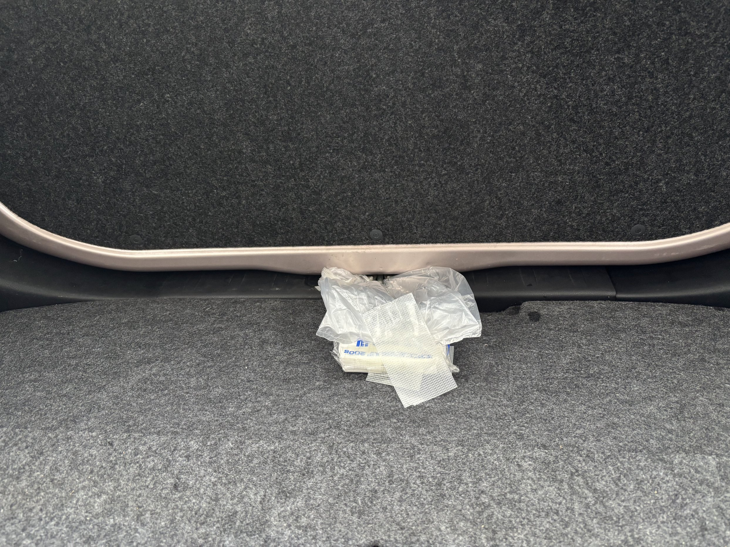 タントエグゼのリアシートと荷室に発生した雨漏りの応急処置